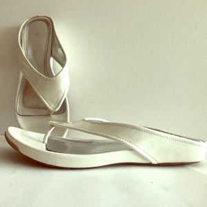 Kenneth Cole Reaction White flip flops 8.5